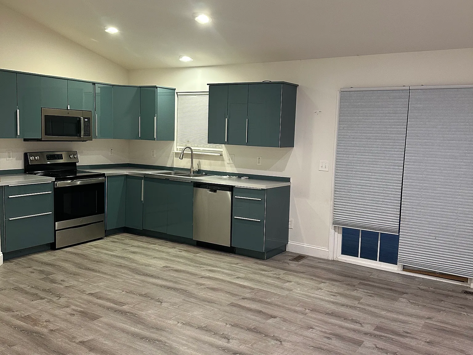 4 bed, 2500 sqft, $2,350 — Photo 2
