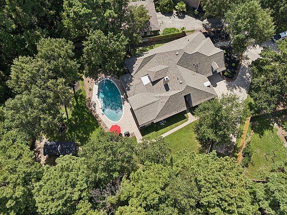 2nd image of 2102 Hickory Village Cir