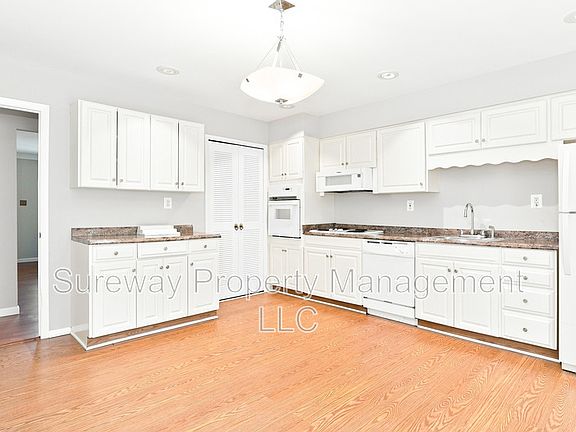 3rd image of 17 Farragut Ct