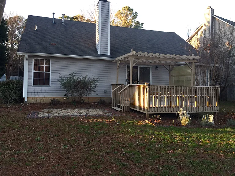 818 Bentley Dr — Photo 2