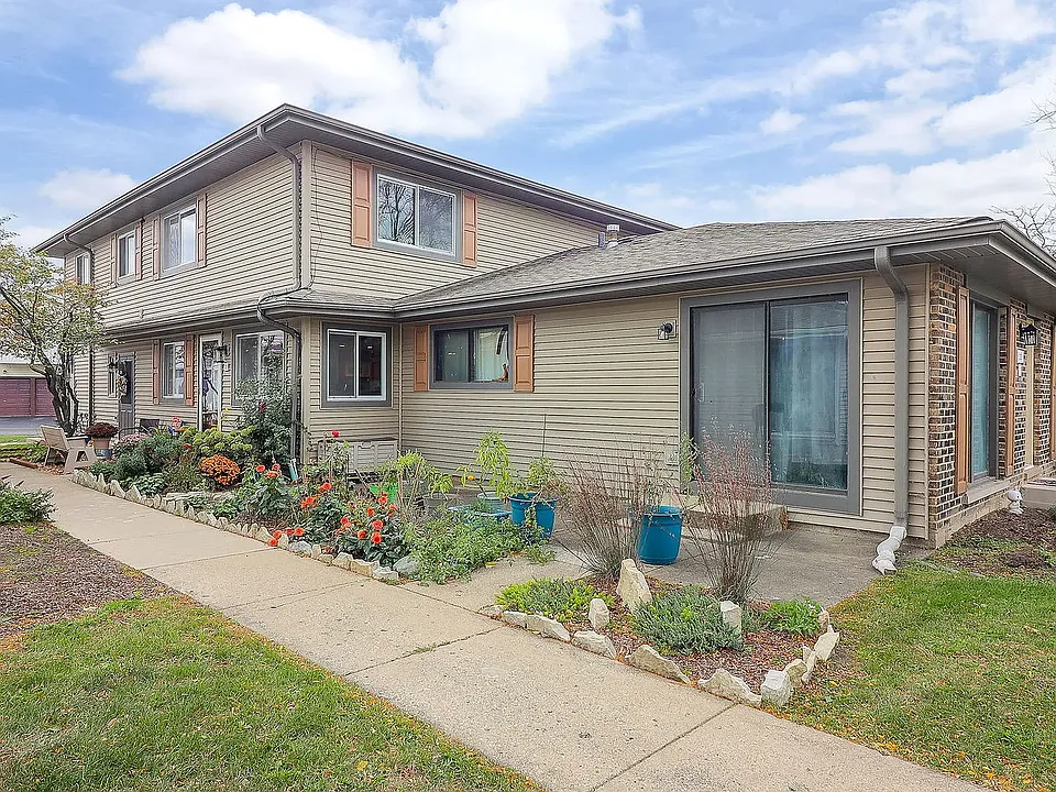 2S739 Winchester Cir E #2