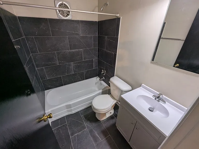 Colonial Apartments - 105 Bloomfield St — Photo 9