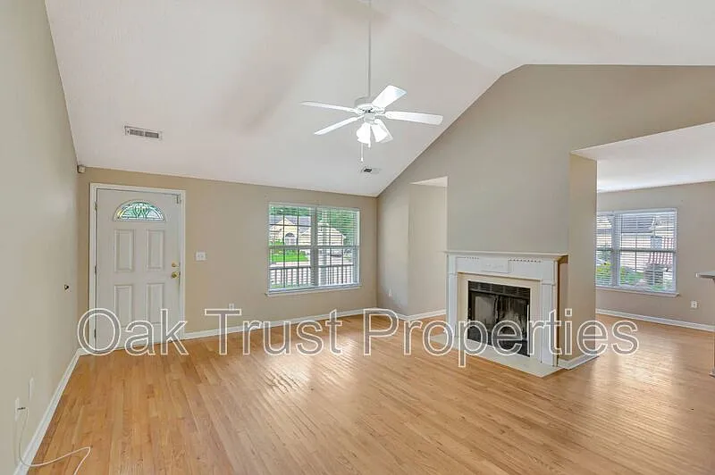 3 bed, 2.0 bath, 1372 sqft, $2,300 — Photo 2