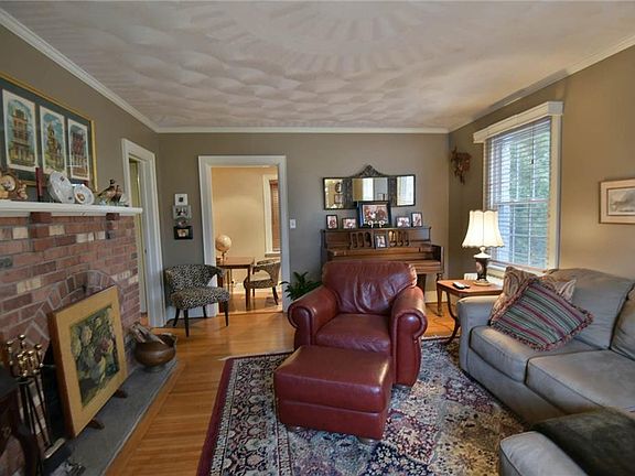 4th image of 131 Eastwood Ave