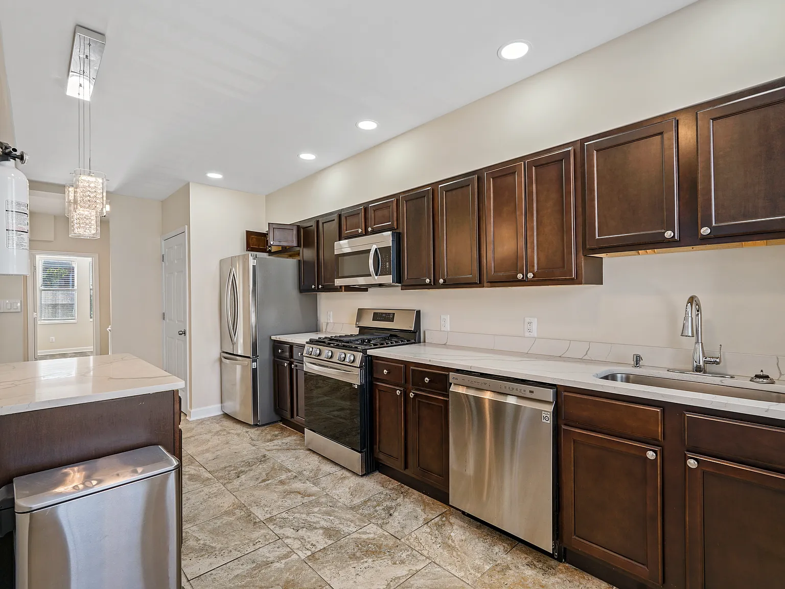 2 bed, 915 sqft, $1,850 — Photo 3