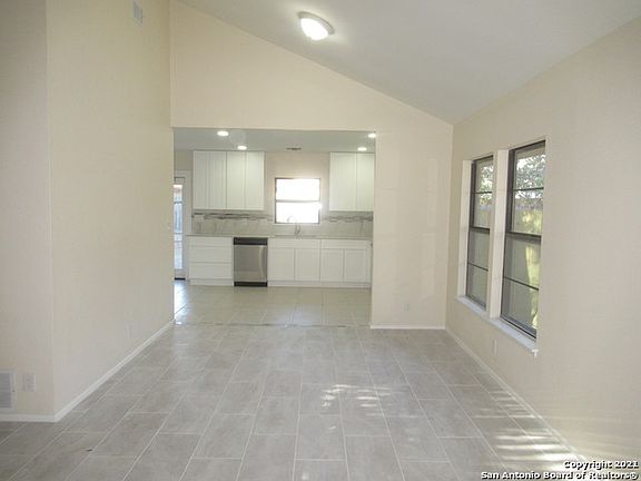 3rd image of 3327 Sackville Dr