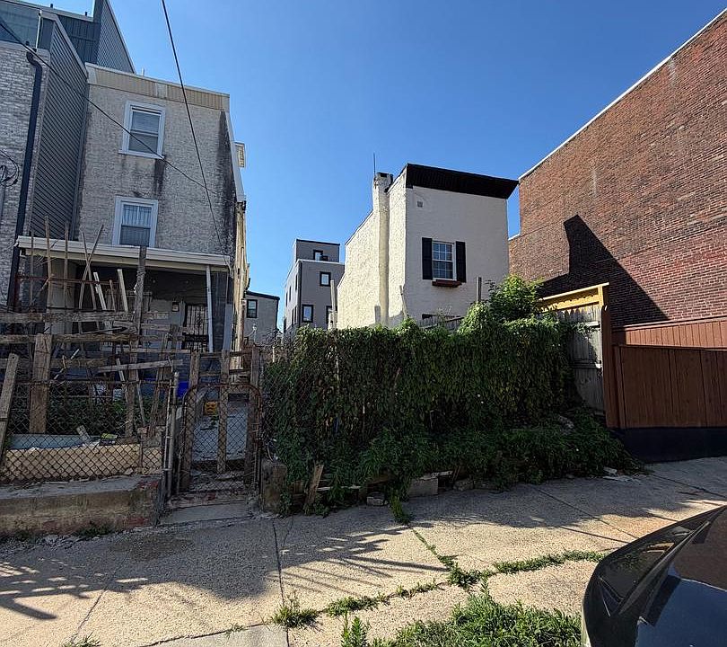 1st image of 2661 Emerald St