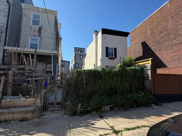 2661 Emerald St, Philadelphia, PA 19125
