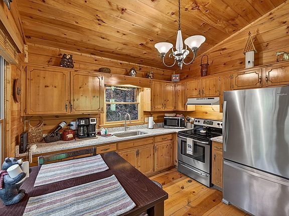4th image of 203 Mountain View Dr