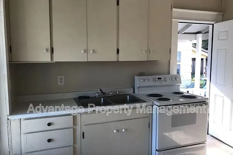 3 bed, 2.0 bath, 924 sqft, $2,500 — Photo 3