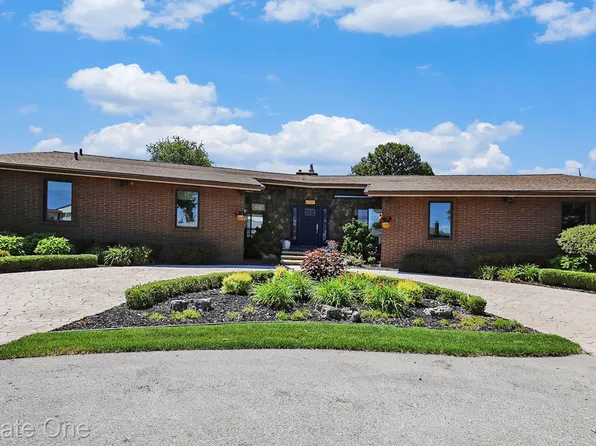 41587 Gloca Mora St, Harrison Township, MI 48045
