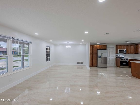 3rd image of 8833 COVENTRY Court