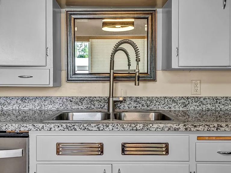 620 Belgrave Ave — Photo 8