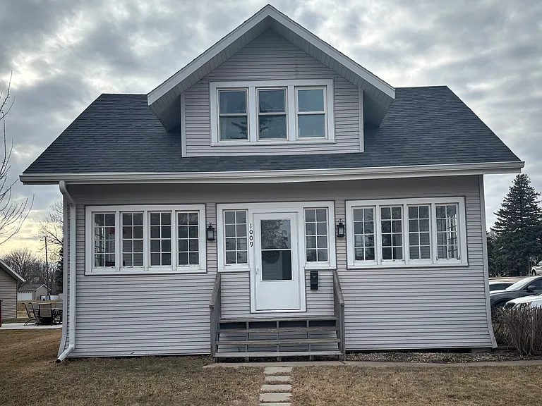 1009 N Josephine Ave — Photo 1