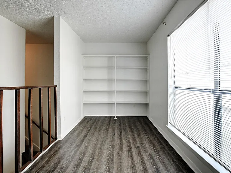 3915 Tanglewilde St #3915 — Photo 11