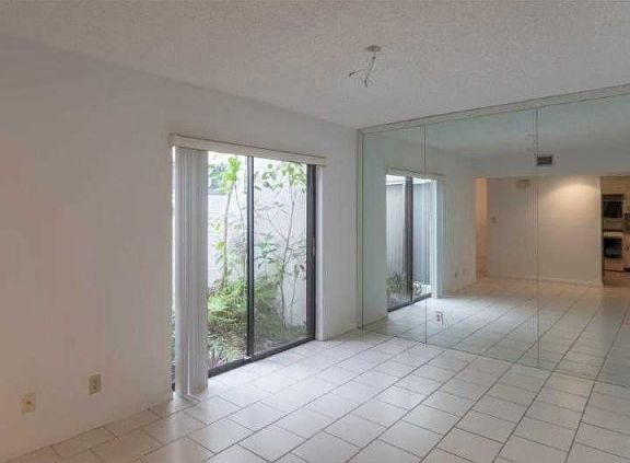5th image of 303 Lakeside Ct #242