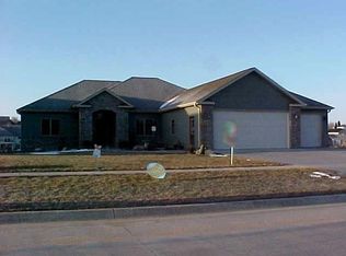 1013 Fountain View Dr, Pella, IA 50219