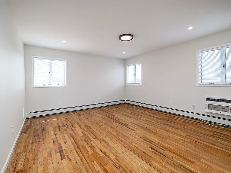 580 E Pine St — Photo 5