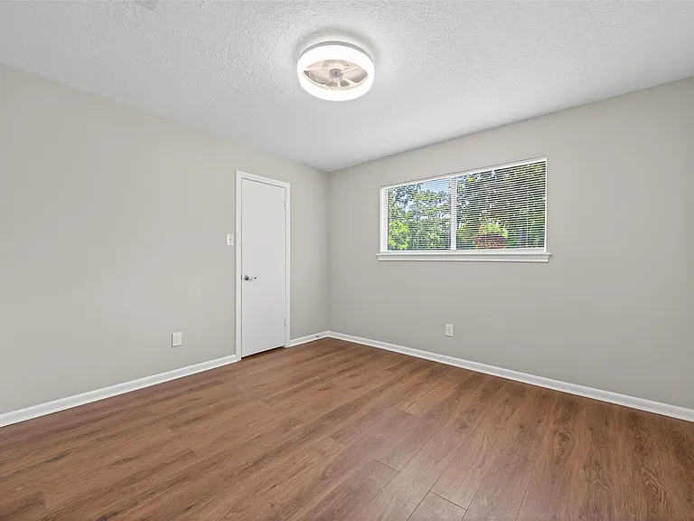 105 Glenmora Ct — Photo 37