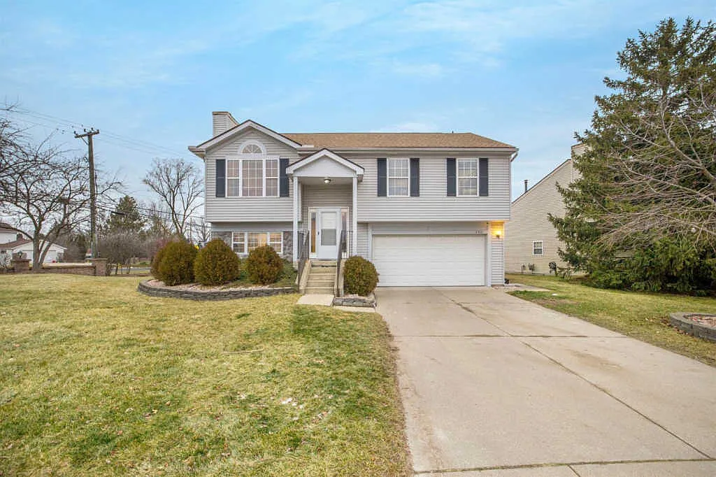 7011 Streamwood Dr photo 1