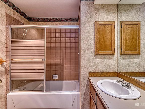 Bathroom (will be shared with 1 male roommate)