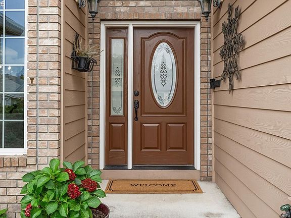 3rd image of 886 NE Creeksedge Dr