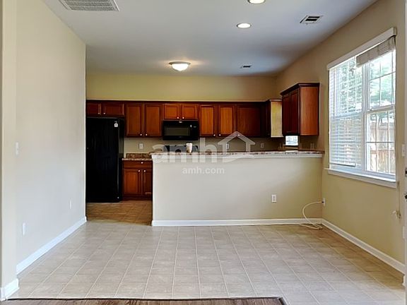4th image of 6 Roberts Hill Dr