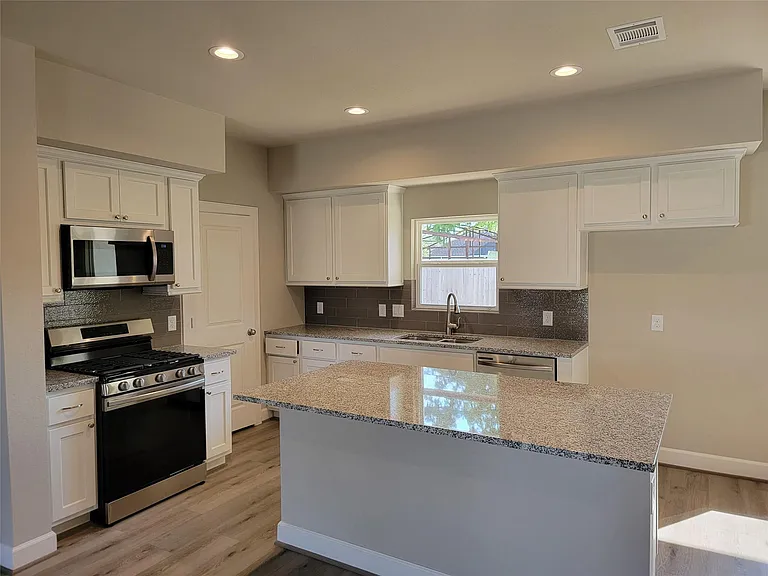 1606 La Delle St — Photo 3