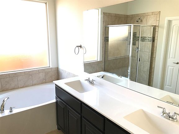 5th image of 216 Sunken Meadow Ct