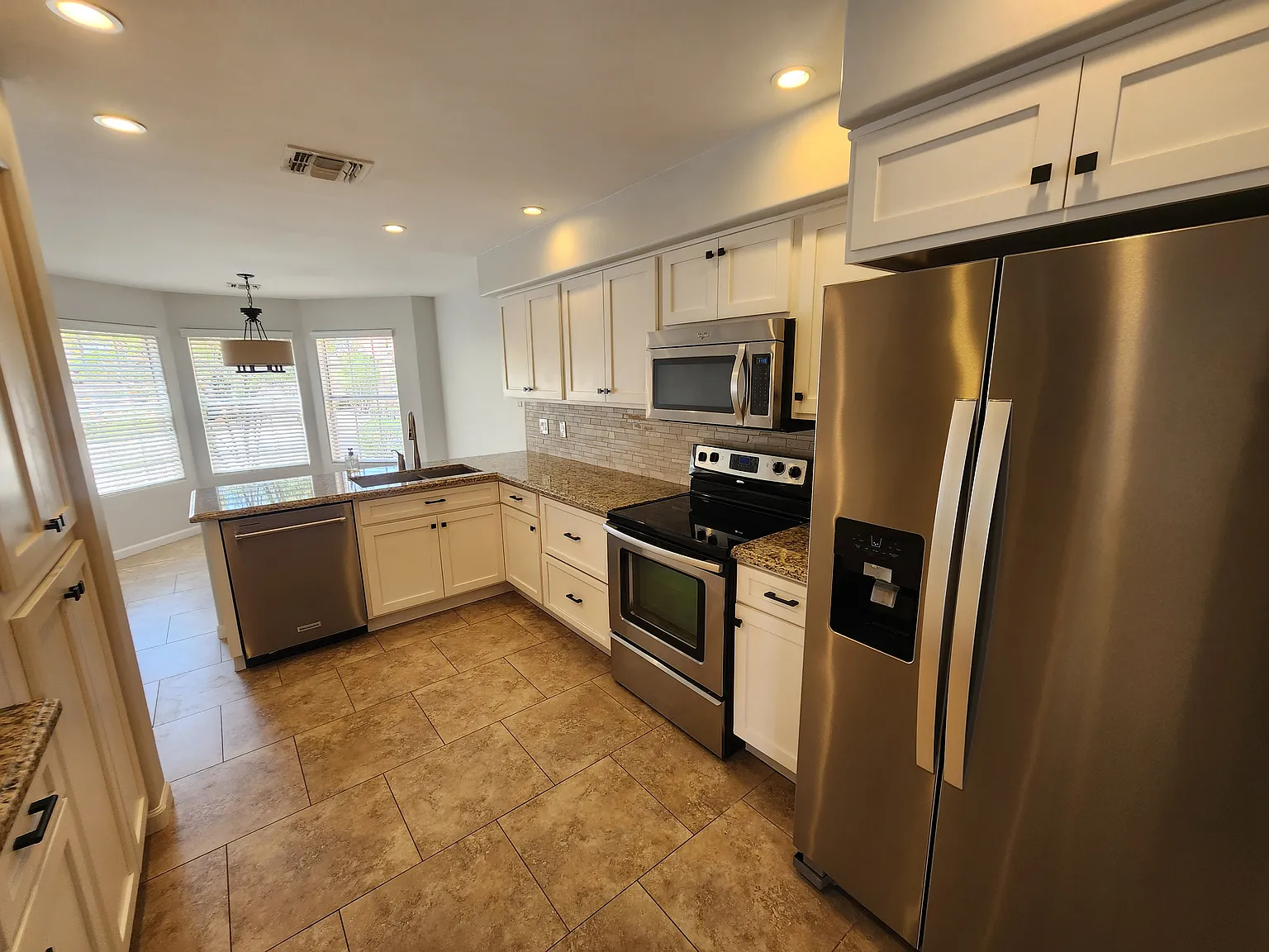 3 bed, 2.5 bath, 2298 sqft, $3,400 — Photo 4