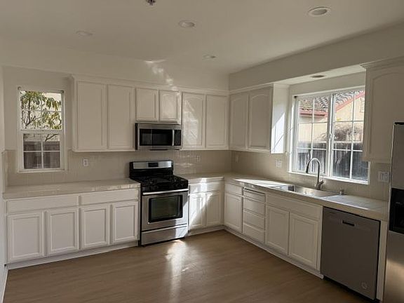 5th image of 215 Beech Ave