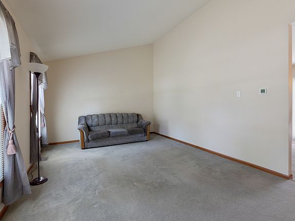 4th image of 418 Argyll Ln