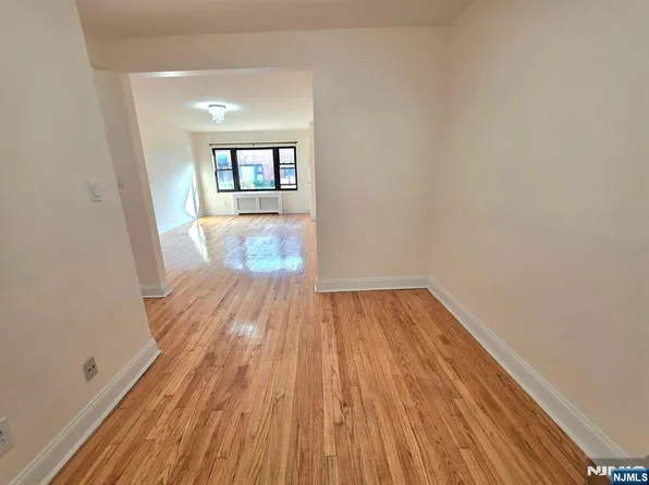 2173C N Central Rd #C, Fort Lee, NJ 07024