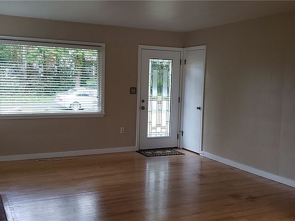 5th image of 607 35th Ave NE