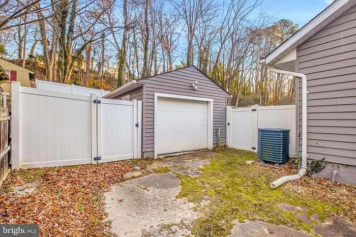 Edwards Dr — Photo 16