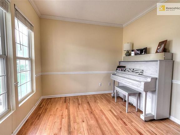 Flex room can be formal living or dining or office