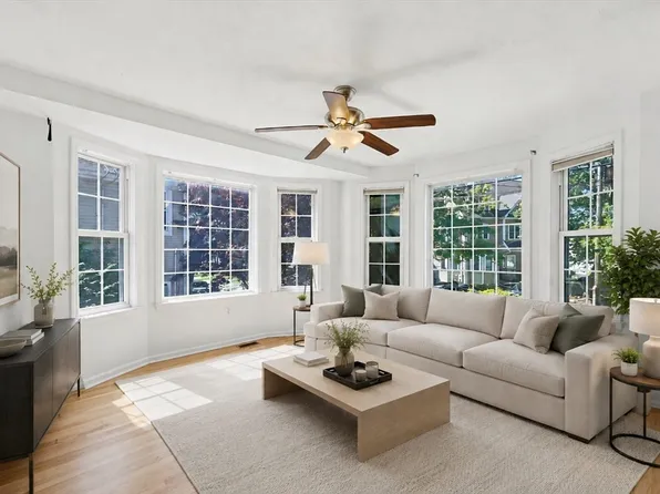 26 Oakwood St Unit 26, Hyde Park, MA 02136