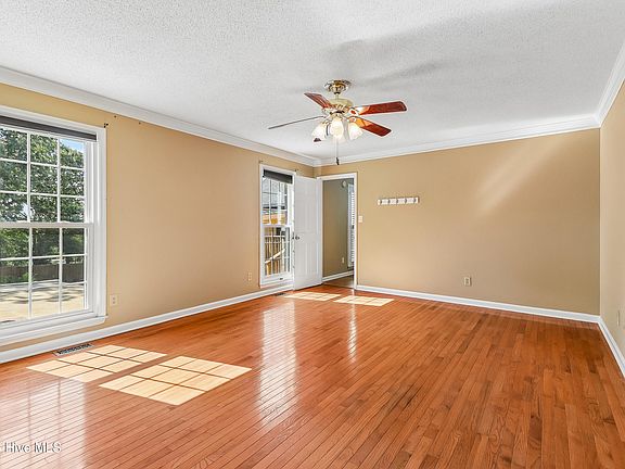 3rd image of 453 Highlands Court