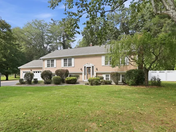 120 Coventry Ln, Longmeadow, MA 01106