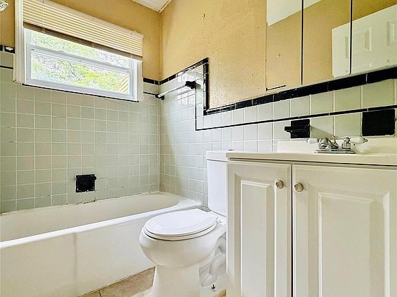 4th image of 18732 Greenview Ave