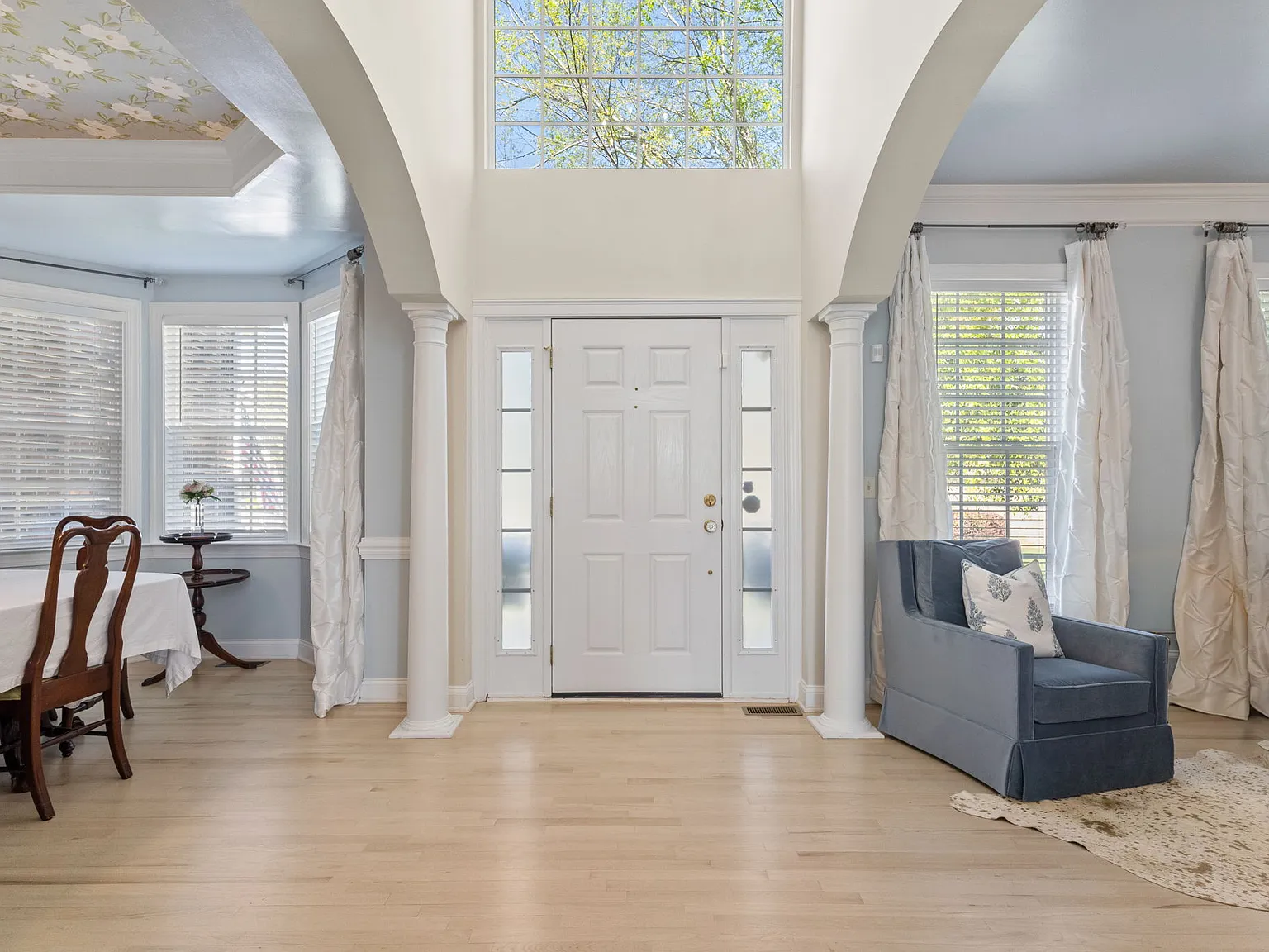 5 bed, 3.5 bath, 3023 sqft, $5,200 — Photo 2