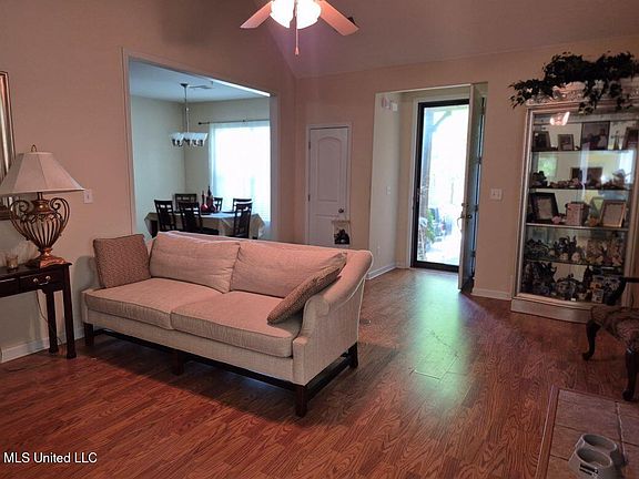2nd image of 8816 Glen Cir