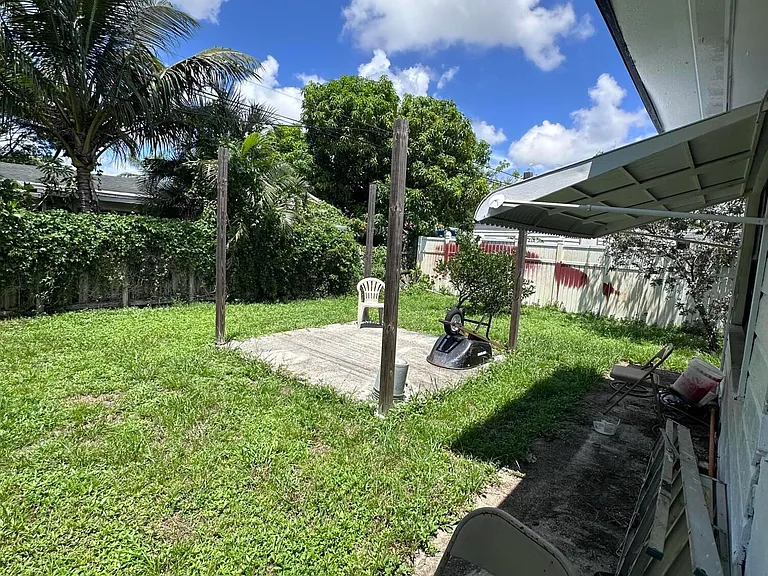 2431 NE 10th Ave — Photo 14
