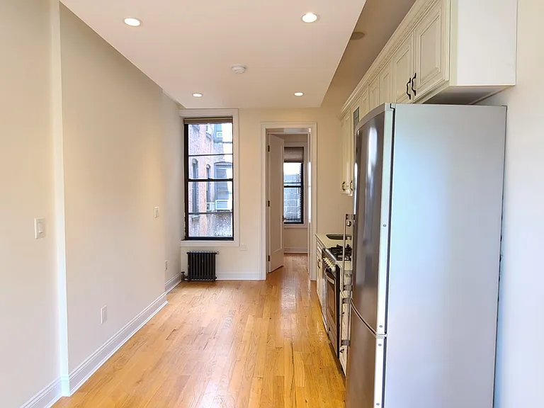 411 E 6th St #5B — Photo 5