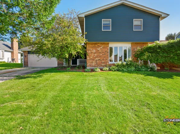 3205 W Bretons Dr, McHenry, IL 60050