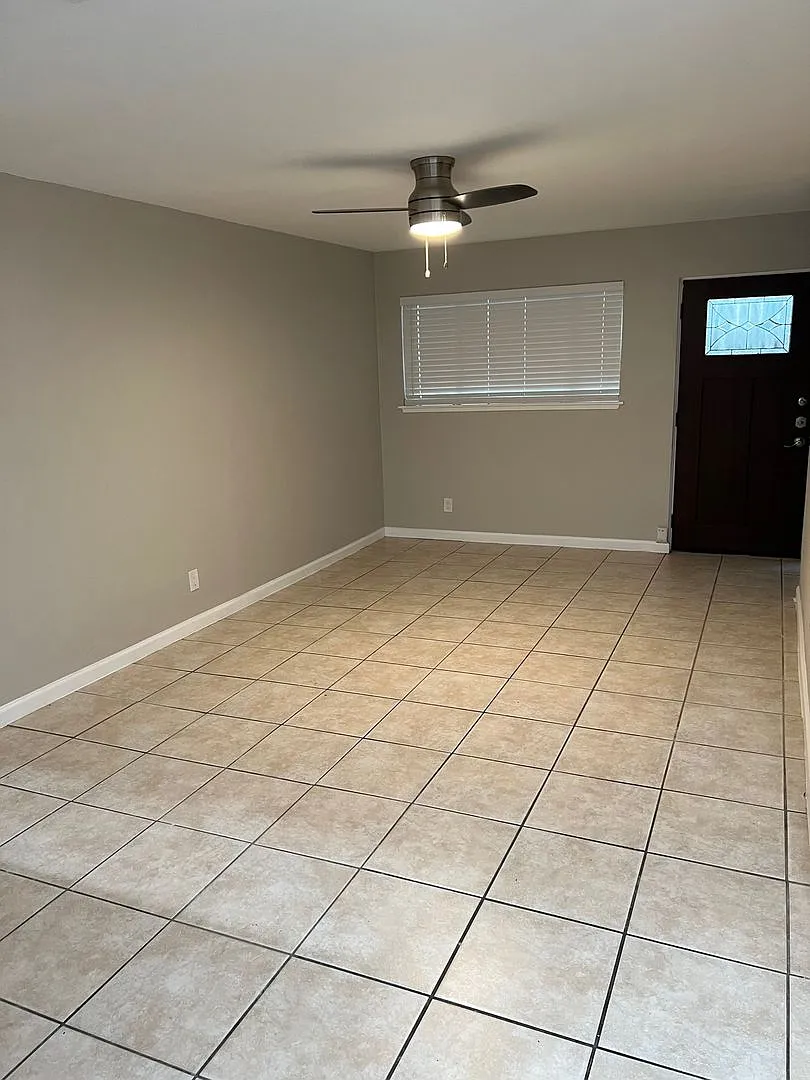 2 story 2 Bed 1 Bath - 2 Parking - Water Paid — Photo 3