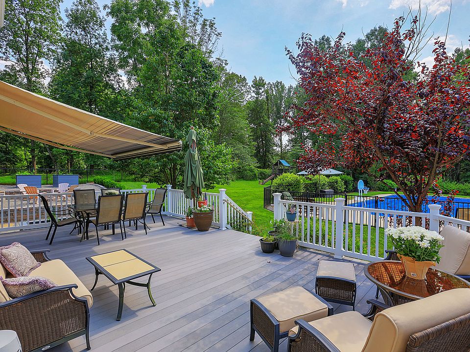 Deck w/ Retractable Awning