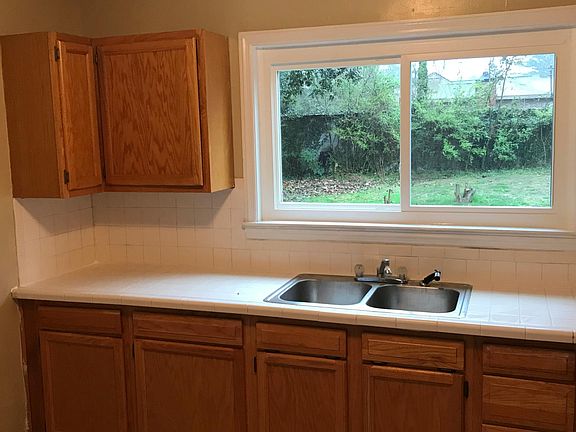 2nd image of 329 Sequoia Dr #B