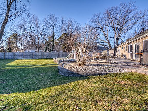 3rd image of 904 Cherry Cove Ct