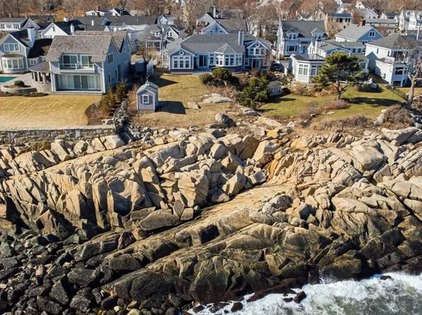 15 Beach St, Rockport, MA 01966